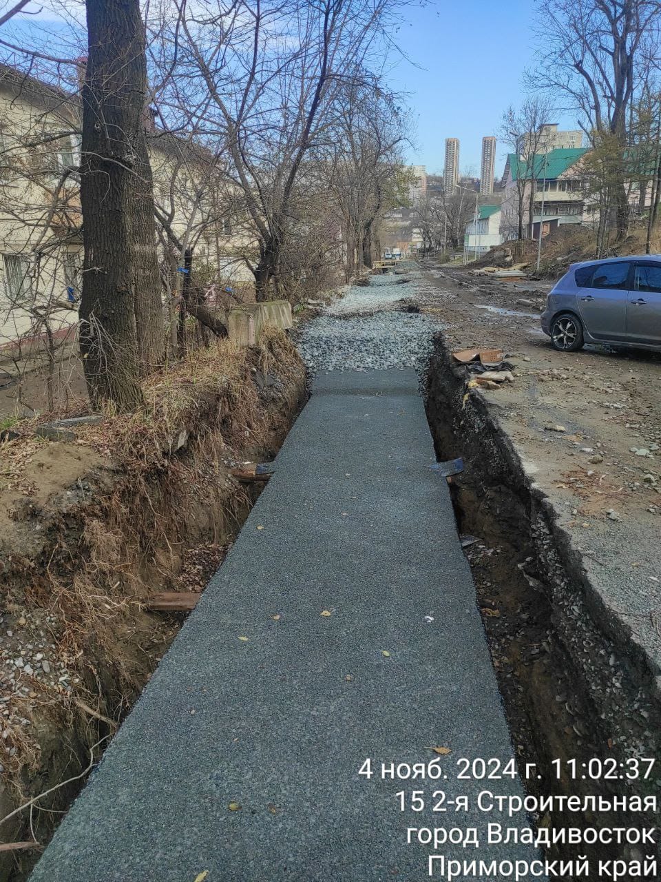 В Первомайском районе проводится благоустройство после реконструкции на теплосети   На улицах 2-й Строительной, Никифорова и Сафонова подрядная организация закрывает крышками лотки и проводит обратную засыпку.    Уточняется, что перед тем, как провести обратную засыпку, специалисты очищают траншеи от мусора.    Как сообщил представитель ПК «Сибэнергомаш», на всех участках теплосети после реконструкции будут проведены работы по благоустройству, в том числе и во Фрунзенском районе.    Напомним, что эти виды работ не влияют на подачу тепла.