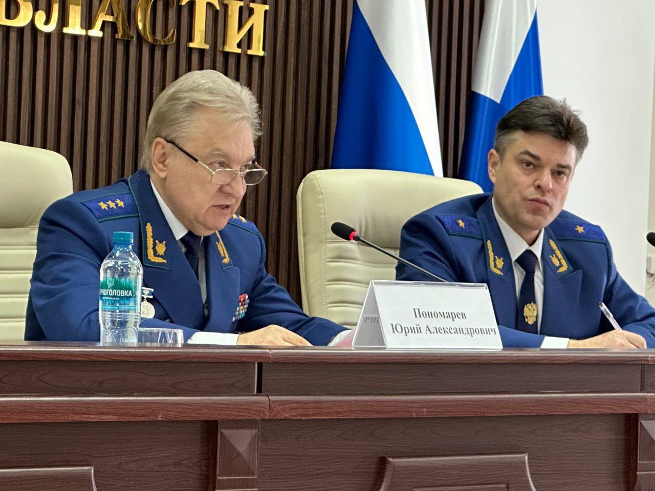 Число выявленных в Калужской области фактов взяточничества в 2025 году возросло почти на 40 При этом кратно увеличилось число выявленных случаев получения взяток в особо крупном размере Сегодня в наш регион с рабочим визитом приехала зам генпрокурора РФ Юрий Пономарев Он в коллегии прокуратуры области по итогам работы в прошлом году Много говорили о коррупции К ответственности за нарушения законодательства в этой сфере привлечено 334 должностных лица 5 из которых уволены в связи с утратой доверия По материалам прокурорских проверок возбуждено 22 уголовных дела коррупционной направленности В целом уровень преступности в регионе снизился на 10 7 Сократилось количество убийств краж грабежей вымогательств Не грузит телеграм Подписывайся на наш канал в MAX