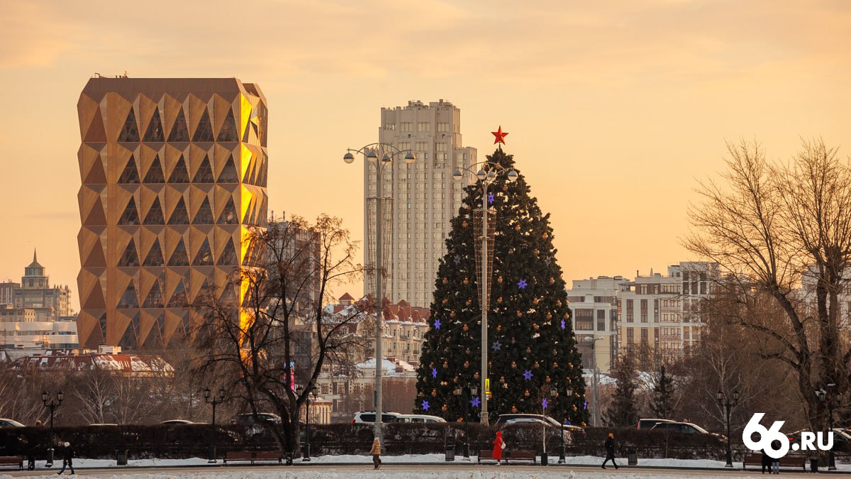 Самыми длинными за 12 лет станут новогодние каникулы В среднем выходные в Новый год длятся 10 дней Максимум 11 Но в 2025 2026 праздники продлятся 12 дней Рабочих дней не будет с 31 декабря по 11 января В последний раз такие долгие выходные назначали 12 лет назад Ждете длинных новогодних праздников да уже покупаем елку нет кто работать то будет Новости из Екатеринбурга