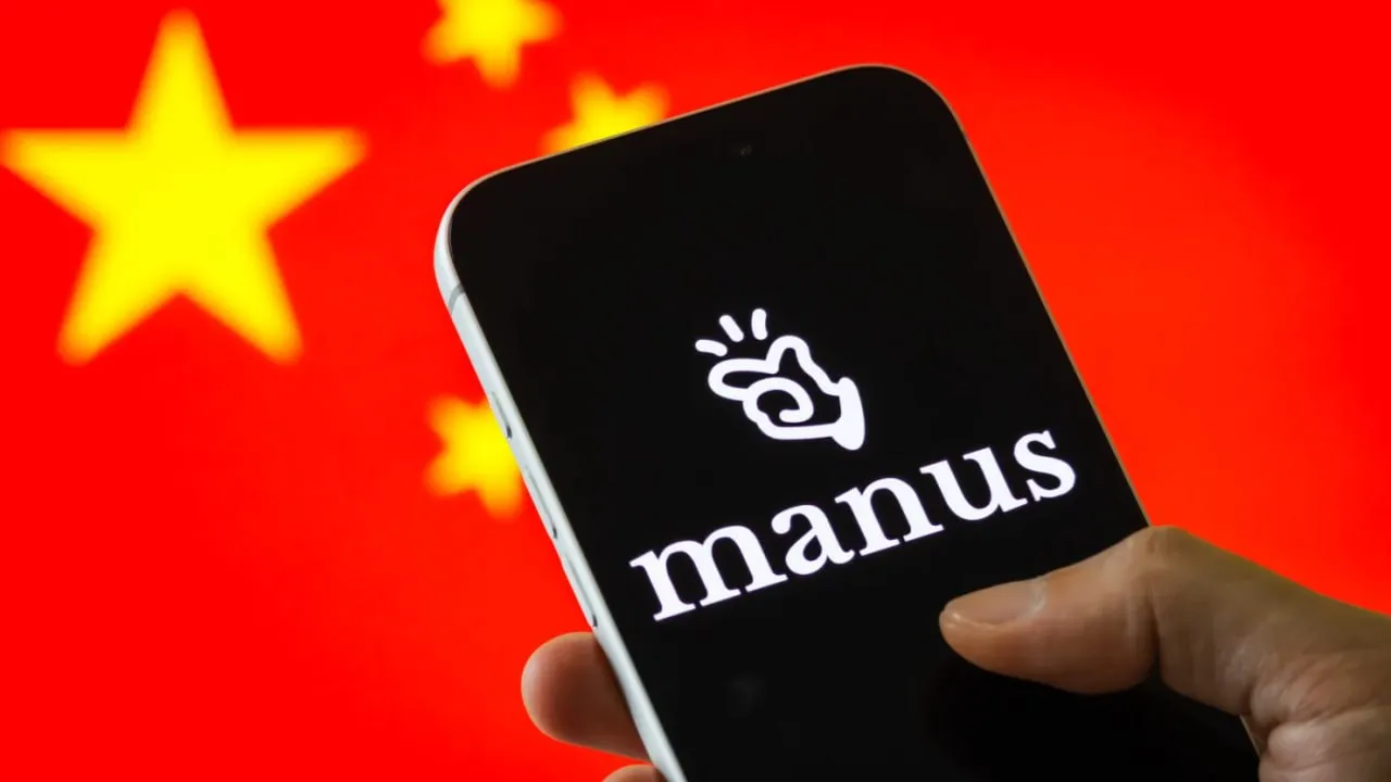 Власти Китая заблокировали сделку по продаже Manus Помните мы писали что Meta собирается купить китайского разработчика ИИ агентов Manus У сделки было одно условие компания должна была покинуть китайский рынок Тогда все ожидали что в случае проведения сделки руководство компании рисковало попасть под юридические проблемы в КНР но все оказалось гораздо проще власти Китая просто запретили продажу Решение о запрете приняла Комиссия по национальному развитию и реформам после проверки сделки Конкретных причин блокировки никто называть не стал но думаю догадаться нетрудно Что теперь произойдет с теми 2 млрд которые Meta вложила в покупку Manus абсолютно непонятно В теории средства должны быть возвращены но китайцы не всегда делают по правилам К тому же никто американской компании не вернет время и усилия которые она потратила на интеграцию Manus в свои инструменты процесс шел полным ходом корпорация Meta признана экстремистской в РФ СофтТех в Telegram в MAX