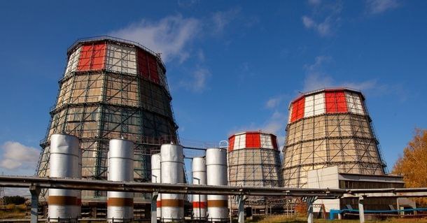 В Ижевске теплосети проверят специальным красителем Как сообщает пресс служба Администрации города 27 октября энергетики Удмуртского филиала Т Плюс начали вводить краситель Уранин А в сети от Ижевской ТЭЦ 2 Она подает тепло в Устиновский частично в Индустриальный Октябрьский и Первомайский районы города Ввод красителя позволит выявить неплотности утечки и незаконные подключения Цвет воды станет зеленым только в отопительных сетях поэтому появление окрашенной воды в кранах горячего водоснабжения означает проблему в оборудовании центрального теплового пункта или бойлера в доме При обнаружении зеленой воды жителям необходимо сообщить в обслуживающую организацию или по номеру городской диспетчерской службы 072 с мобильного 998 072