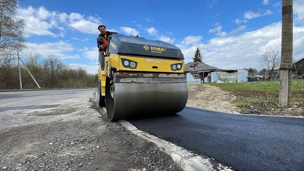 В Кирове обустраивают тротуары на улице Луначарского — от Проезжей до Береговой. Подрядчик за счёт городского бюджета создаёт удобные пешеходные зоны. Тротуары обновят на 800-метровом участке с обеих сторон. Также в планах — благоустройство улицы Тимирязева от Ленина до Автотранспортного переулка, пояснили в администрации Кирова.