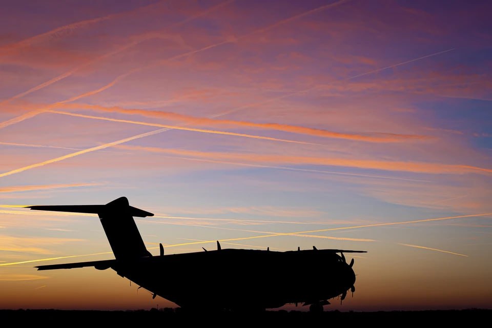 В США авиакомпания вводит двойную плата для тучных пассажиров Американская авиакомпания Southwest Airlines обяжет тучных пассажиров оплачивать второе место в самолете во время полета Ранее перевозчик предоставлял пассажирам возможность заранее бронировать два места по желанию либо бесплатно запросить услугу в аэропорту Теперь тучные пассажиры будут обязаны оплачивать два кресла для полета при наличии свободных мест При этом если свободных кресел на рейсе не окажется авиагавань забронирует для пассажира места на следующий рейс Подписаться на truekpru Читать нас в MAX