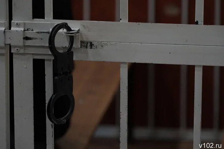 В Волгограде ФСБ раскрыла фиктивный брак 60-летней жительницы и узбека В Волгоградской области сотрудники ФСБ России раскрыли деятельность группы лиц по организации незаконной миграции. Как сообщает ИА «Высота 102», в преступлении оперативники уличили 60-летнюю пенсионерку, заключившую брак с иностранцем. - Действуя в составе группы лиц по предварительному сговору, 60-летняя волгоградка и 35-летний житель п. Городище организовали незаконное пребывание в России гражданина Р. Узбекистан путем заключения фиктивного брака между ним и фигуранткой уголовного дела для получения иностранцем разрешения на временное проживание в Российской Федерации, - рассказали журналистам в пресс-службе ведомства. Отметим, в отношении фигурантов возбуждено уголовное дело по п. «а» ч. 2 ст. 322.1 УК России. Пожилой женщине и её подельнику грозит до 10 лет тюрьмы.