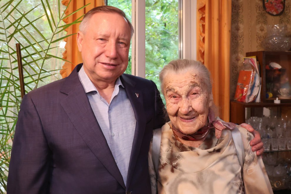 Губернатор Александр Беглов поздравил со 100 летием жительницу нашего города ветерана Великой Отечественной войны Веру Ивановну Вдовенкову передав ей поздравления Президента и вручив Знак отличия За заслуги перед Санкт Петербургом
