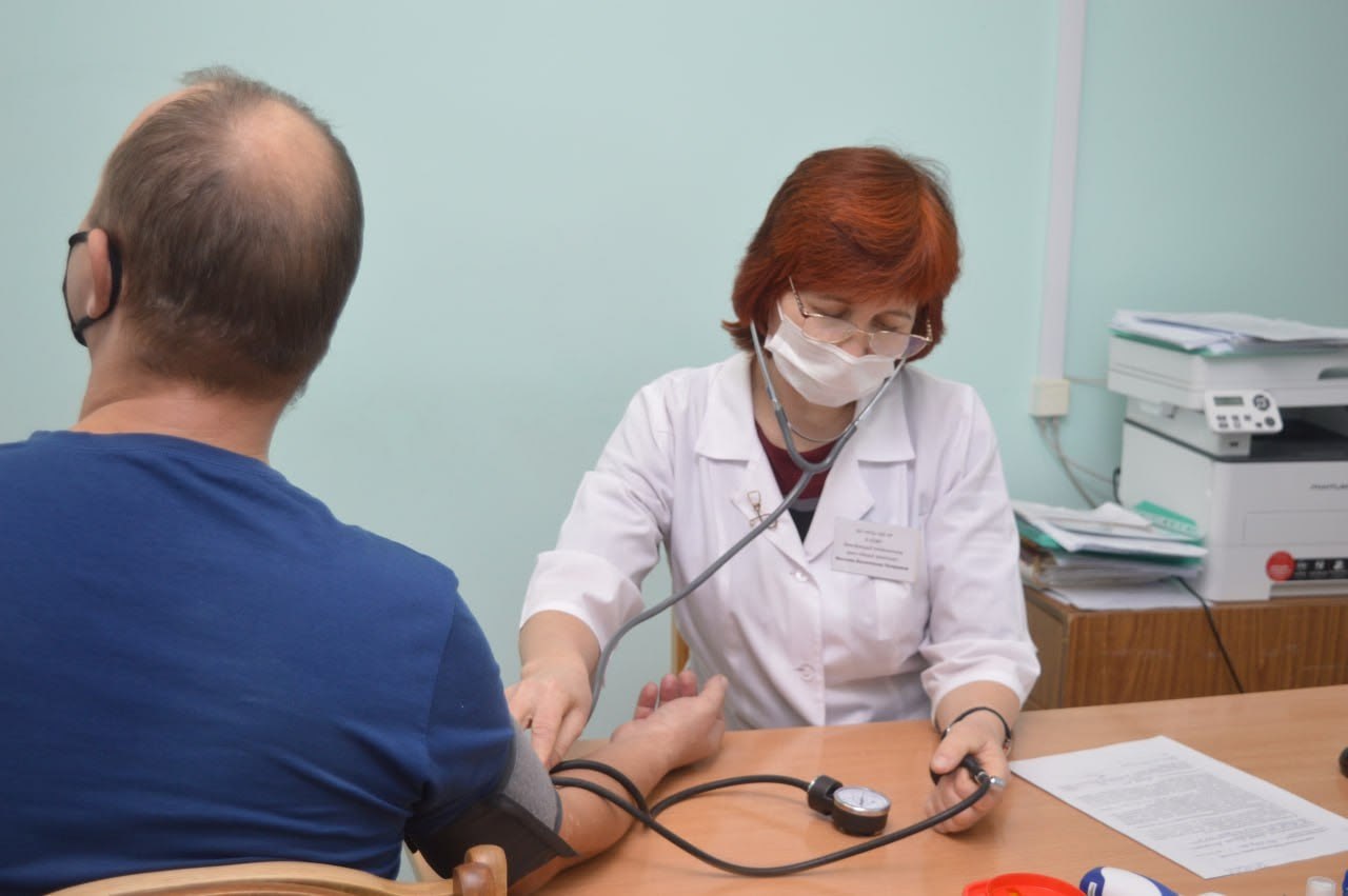 Новочебоксарская горбольница скорректировала график работы Городская больница Новочебоксарска подготовила новый режим работы на период праздников 22 февраля и 9 марта объявлены выходными днями Медпомощь пациентам будет оказана лишь в экстренных ситуациях 23 февраля и 8 марта Приём больных поликлиническими отделениями пройдёт 7 марта согласно расписанию субботнего дня Пациенты с симптомами ОРВИ смогут обратиться в специальные приёмные кабинеты Выездные службы скорой помощи функционируют круглосуточно Домашний визит врача возможен до 12 00 по номерам регистратуры поликлиники 1 и поликлиники 2