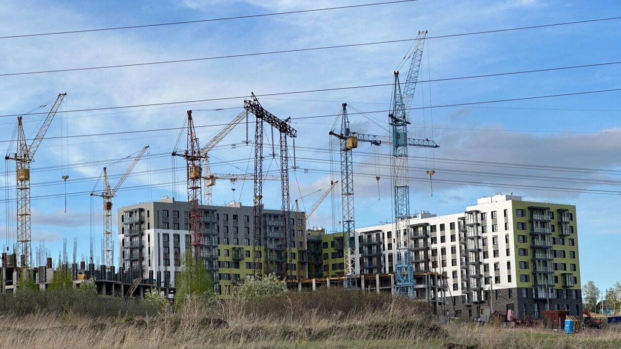 Зауфимье станет ипотечной долиной: в Уфе построят 2 млн кв. м жилья  Проект станет ключевым направлением жилищного строительства в Уфе.  Для реализации власти подали заявку в Фонд развития территорий на 13,5 млрд рублей — средства пойдут на инженерную инфраструктуру: дороги, сети, коммуникации.  «Мы рассчитываем на комплексное развитие Зауфимья как новой жилой зоны», — сообщил премьер-министр Андрей Назаров на заседании правительства.  Всего в 2025 году в Башкортостане планируется построить более 3 млн кв. м жилья, а объем уже строящегося жилья достиг 3,5 млн кв. м. На 2026 год намечен ввод свыше 1,1 млн кв. м многоквартирных домов.