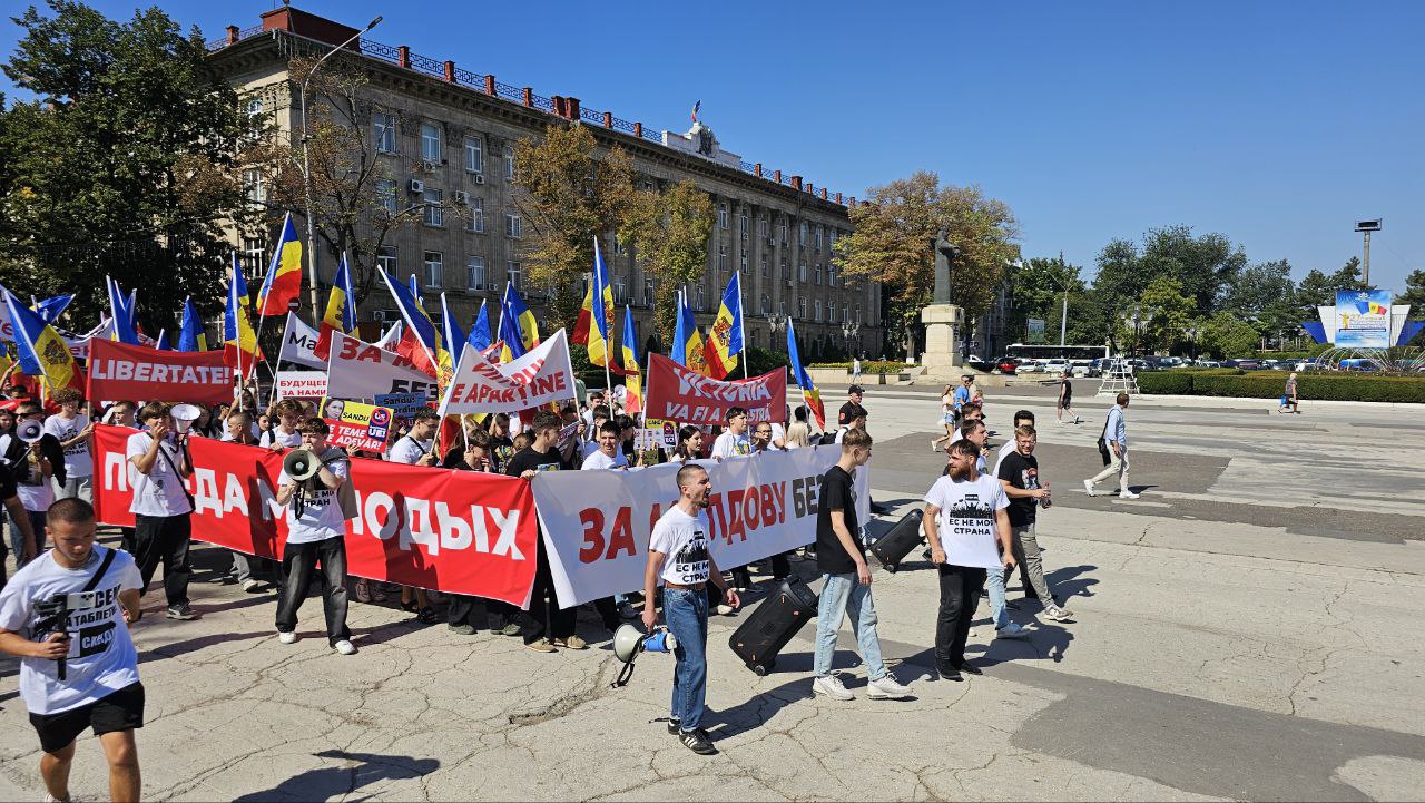 В Бельцах прошёл Марш молодёжи против вступления Молдовы в ЕС.  На летней эстраде после Марша состоялся митинг