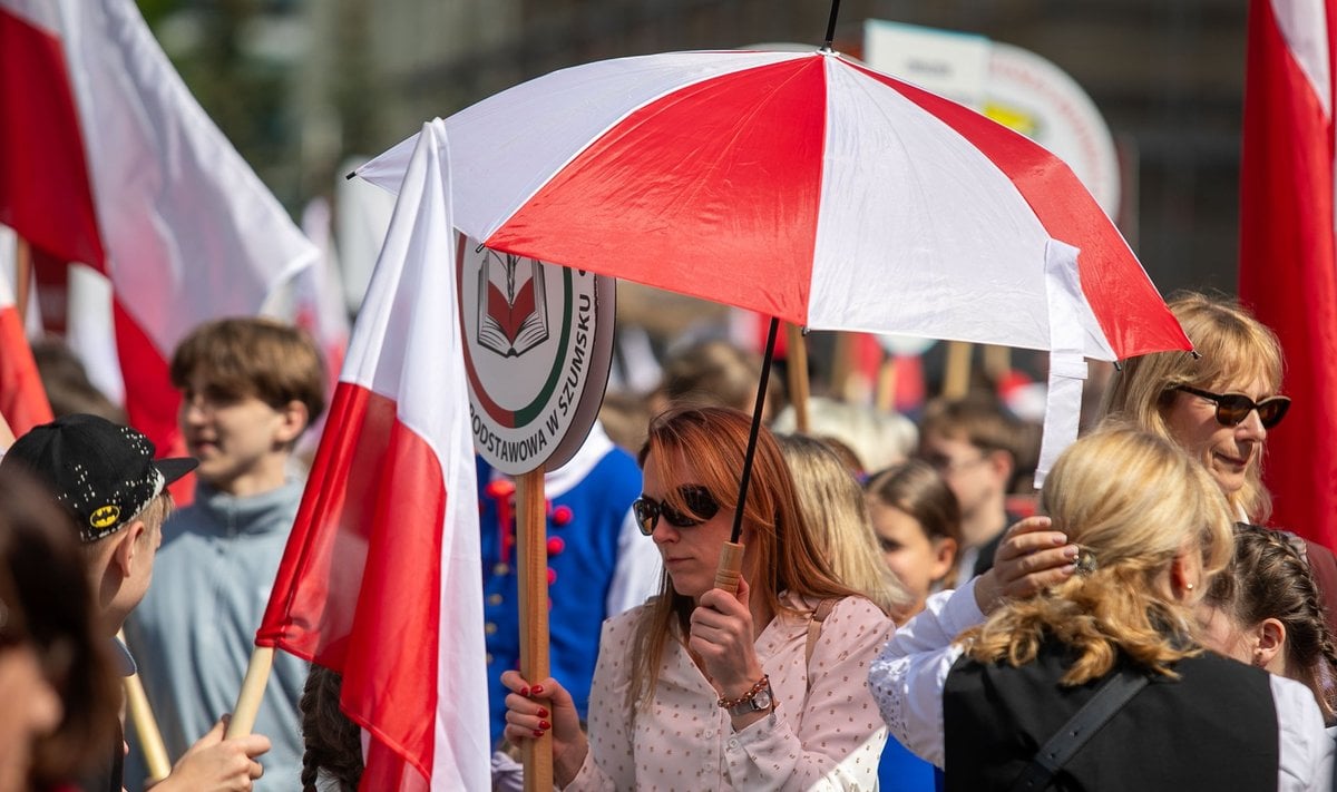 Парламент Литвы принял Закон о национальных меньшинствах   На исходе срока полномочий Сейм Литвы принял новую редакцию Закона о национальных меньшинствах, рассмотрение которой началось в июне.   Уходящему Сейму удалось восполнить правовой пробел почти двух десятилетий и принять Закон о национальных меньшинствах, в котором говорится об их праве сохранять и развивать свою культуру, традиции, обычаи и язык.   В новую редакцию Закона внесено, что каждый человек, принадлежащий к национальному меньшинству, имеет право свободно и неограниченно, в частной и публичной форме, устно и письменно использовать свой язык.   Новый Закон о национальных меньшинствах вступит в силу 1 января 2025 года.  www.delfi.lt/a/120062915