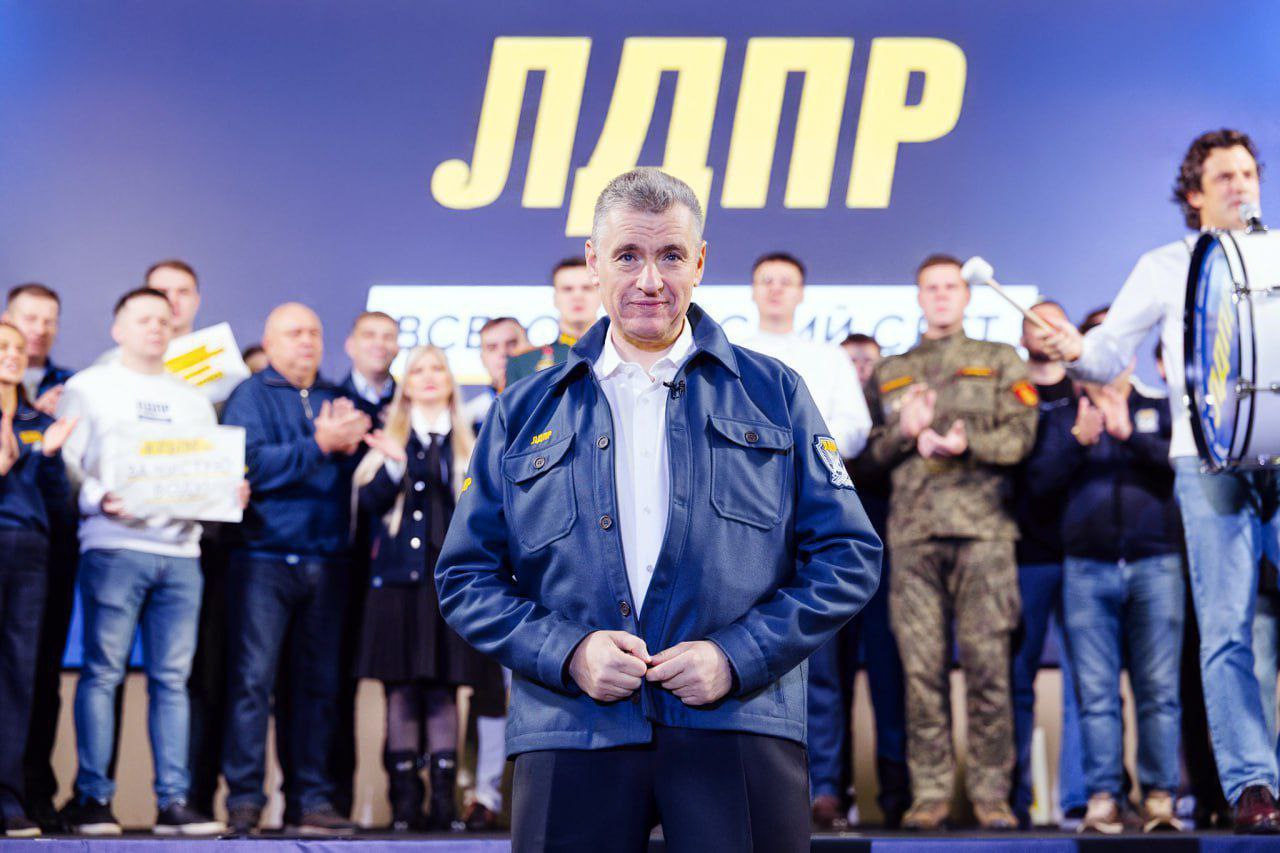 В Госдуме предложил обязать рыбопромышленные компании оставлять часть улова в регионах добычи Лидер ЛДПР Леонид Слуцкий прокомментировал тему доступности рыбы поднятую Президентом России на Прямой линии По его словам в прибрежных регионах Дальнего Востока и Севера сложилась парадоксальная ситуация именно там где рыбу добывают и перерабатывают она стоит дороже чем в Москве Я предлагал и предлагаю ввести обязательство для рыбопромышленных компаний распределять выловленную рыбу так чтобы часть улова оставалась в регионе добычи Это позволит обеспечить в первую очередь жителей местной продукцией по доступным ценам Люди не должны переплачивать за природные дары их земли Рыба должна быть у дальневосточников подчеркнул он Кроме того Леонид Слуцкий заявил о необходимости дополнительных мер поддержки для предпринимателей рыбной отрасли а также комплексного плана развития региональной инфраструктуры по хранению и транспортировке рыбы В ЛДПР считают что без системных решений на федеральном уровне проблема цен на рыбу в прибрежных регионах будет только усугубляться