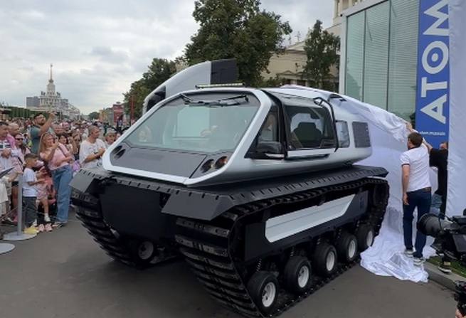 Уроженец Забайкалья, выпускник Агинской средней школы Сергей Селезнёв представил в Москве уникальный вездеход-амфибию. Разработка компании Global Terranica представляет из себя вездеход-амфибию, способный передвигаться как по бездорожью, так и по воде. На данный момент этот вездеход - единичный экземпляр :Global Terranica