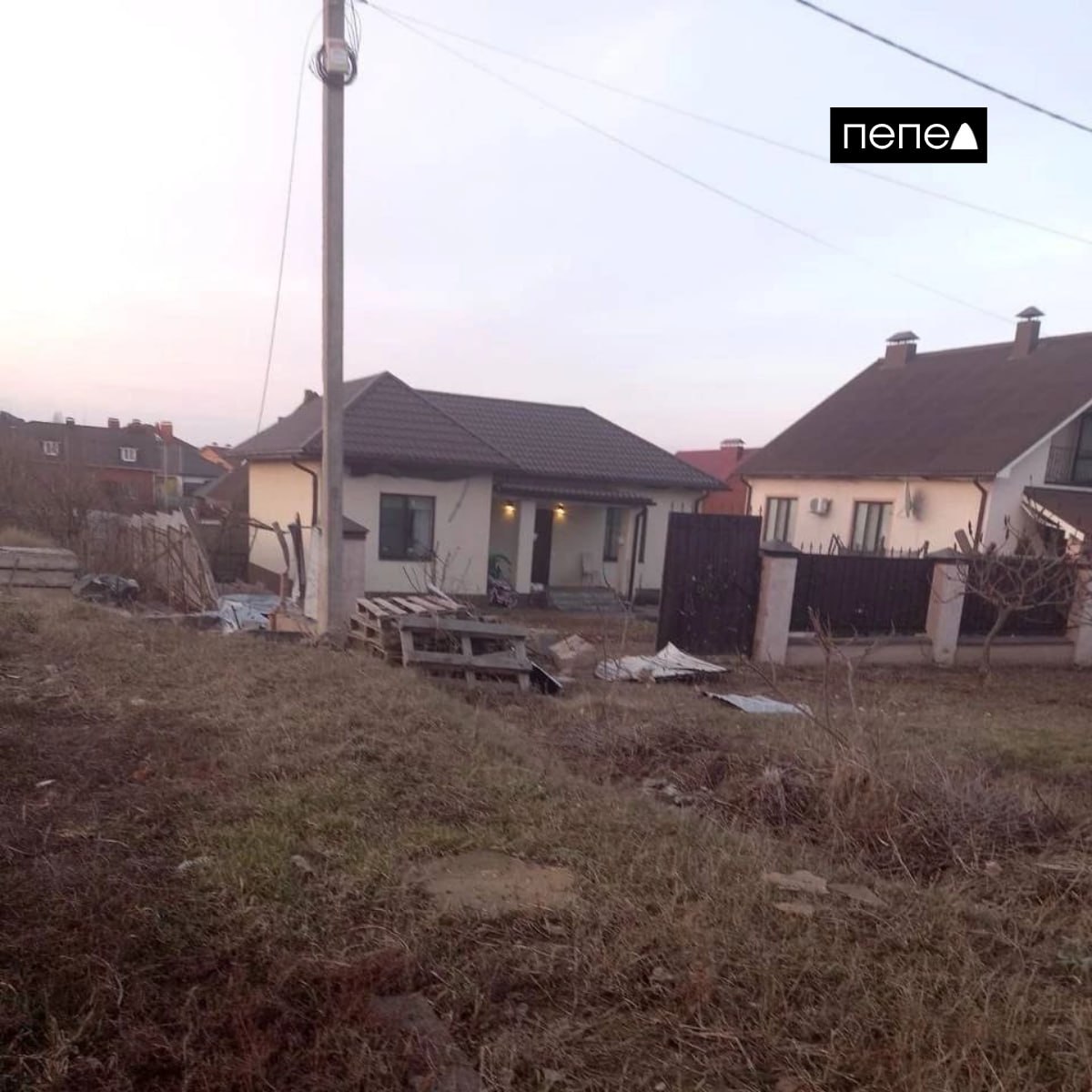 Жительнице посёлка Дубовое уже больше года не восстанавливают дом, повреждённый во время обстрела весной 2024 года.  По словам женщины, её дом пострадал в результате обстрела 26 марта 2024 года. С тех пор, несмотря на многочисленные обращения в администрацию, отремонтировали только окна и подшивку.  Однако фасад дома, разрушенный забор и ворота до сих пор не восстановлены. Как рассказала хозяйка, входные двери пришлось выправлять её мужу самостоятельно, поскольку, по её словам, бывшая глава администрации Белгородского района Анна Куташова заявила, что двери «визуально в порядке» и, якобы, не подлежат ремонту по утверждённой смете.  — Уже год и два месяца стоит забор разрушенный вместе с воротами. Писали и переписки вели с ней [Куташовой], но толку не было. У нас складывается такое чувство, что на ремонт выбирают больше выходные объекты. Поэтому никто и не спешит что-то делать у нас. Мы уже согласны сделать сами, привезите нам материал только — только привезите материал, — рассказала жительница.  В начале мая, после обращения в комментариях под постом губернатора Белгородской области, ей позвонили из администрации и сообщили, что к ним приедет подрядчик для повторного осмотра дома. Женщину также попросили уведомить администрацию, если специалисты не прибудут до 15 мая.  Однако подрядчик в указанный срок так и не появился. Женщина позвонила в администрацию, где, по её словам, чиновники «смеялись в трубку».  Глава администрации Белгородского района Татьяна Круглякова в ответ на обращение заявила, что забор и ворота будут восстановлены «во вторую очередь», так как в приоритете ремонт жилых домов.  Более точных сроков работ чиновница не назвала, сославшись на «напряжённую оперативную обстановку в регионе».    Подписаться на «Пепел»