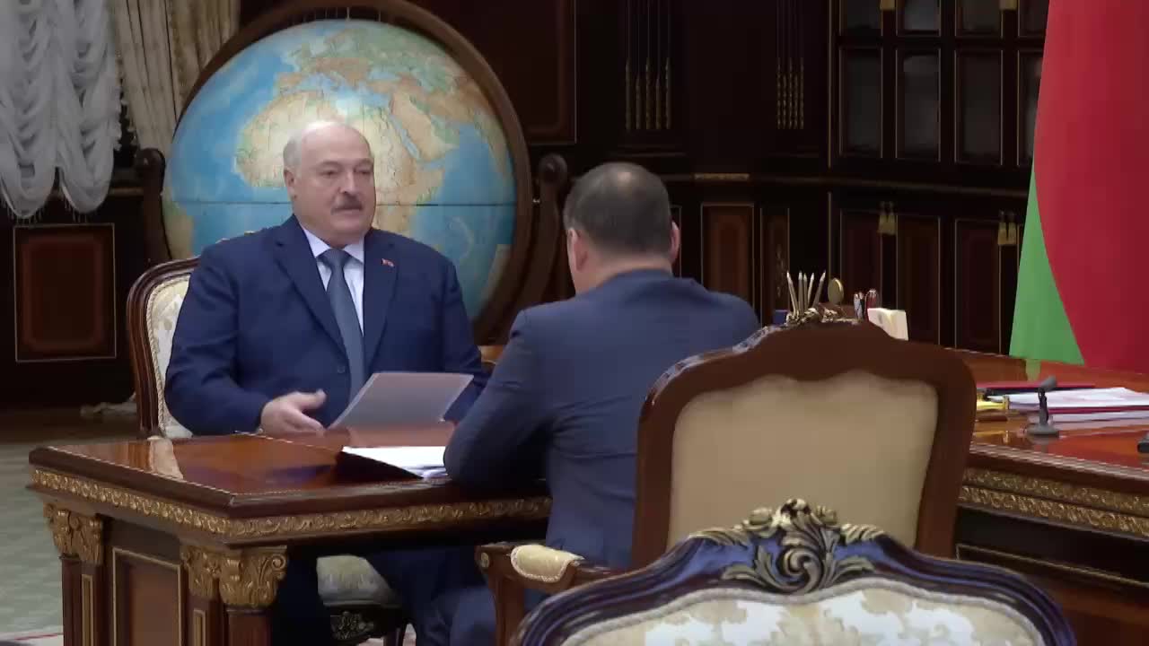 Лукашенко обсуждает состояние экономики и банковской системы с главой Нацбанка