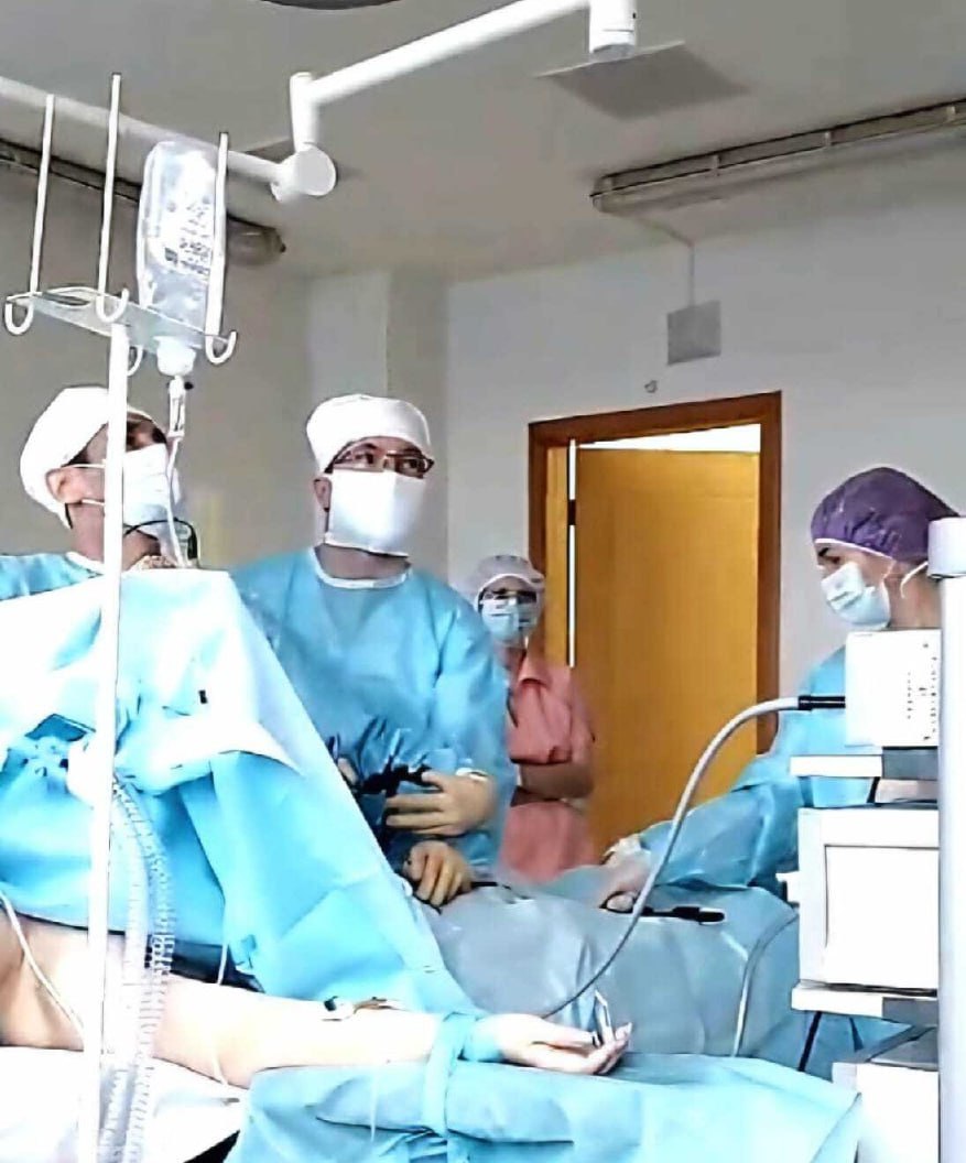 В Курильской ЦРБ прошла первая лапароскопическая операция Жительнице Курильска не пришлось покидать родной остров для удаления желчного пузыря В районной больнице появилось специализированное оборудование которое позволило провести операцию с использованием лапароскопических методов рассказали в минздраве Сахалинской области Заведующий хирургическим отделением Денис Ефимов имеет большую практику в применении лапароскопических методов Специалист в прошлом году приехал на Курилы вместе с семьей из Чувашии На новом месте работы он начал развивать это направление постепенно внедряя новые методы Возможности применения лапароскопических методов достаточно широки В ЦРБ уже составляют график плановых операций с применением нового оборудования Кроме удаления желчного пузыря таким способом хирурги будут оперировать пациентов с аппендицитом грыжами и другими патологиями Также рассматривается возможность применения лапароскопии в гинекологии   Прислать новость Подписывайся на АСТВ ру