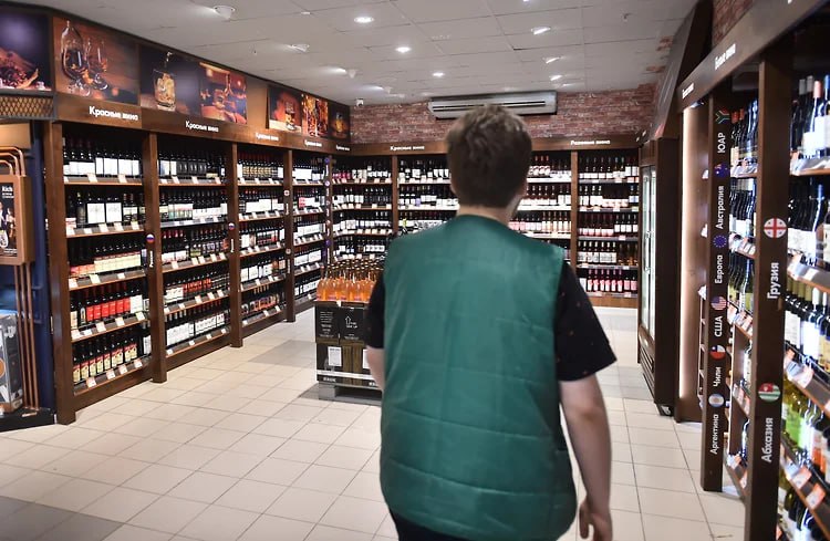 В январе продажи крепкого алкоголя в России выросли на 4 1 BELU KLVZ Январь оказался успешным для алкогольного рынка Совокупный объем продаж спиртного без учета пива сидра пуаре и медовухи прибавил 0 5 год к году Алкоголь крепче 9 показал более выраженный рост на 4 1 год к году Этому способствовали длинные новогодние праздники а сохранение в рознице в январе прошлогодних цен могло подтолкнуть потребителей к созданию запасов С переоценкой ассортимента тренд может поменяться jkinvest news jkinvest