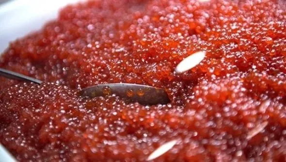 Падение цен на красную икру достигло 14 в апреле Икра горбуши в рознице снизилась в цене на 14 год к году до 9 1 тыс руб за кг Такие данные приводит Рыбный союз Согласно официальной статистике в целом на Дальнем Востоке средняя цена лососевой икры по всем видам с декабря 2025 по март 2026 года сократилась на 3 5 до 8 4 тыс руб за кг Главная причина рост предложения после удачной лососевой путины 2025 года По итогам сезона на Дальнем Востоке добыли 334 8 тыс т тихоокеанских лососей что на 45 3 больше чем годом ранее Дополнительно на рынок давит распродажа прошлогодних остатков перед до начала новой путины РБК Восток в Telegram и MAX