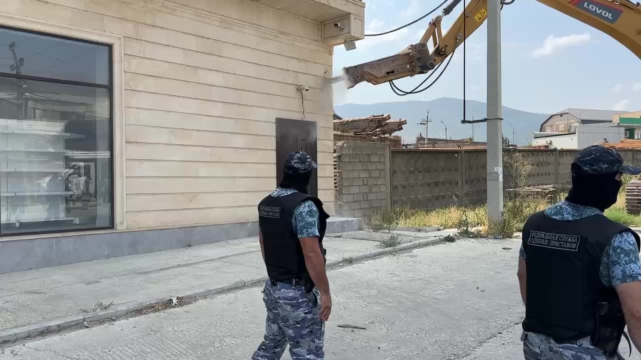 В Махачкале снесено самовольно построенное здание на улице Абу Даги 6