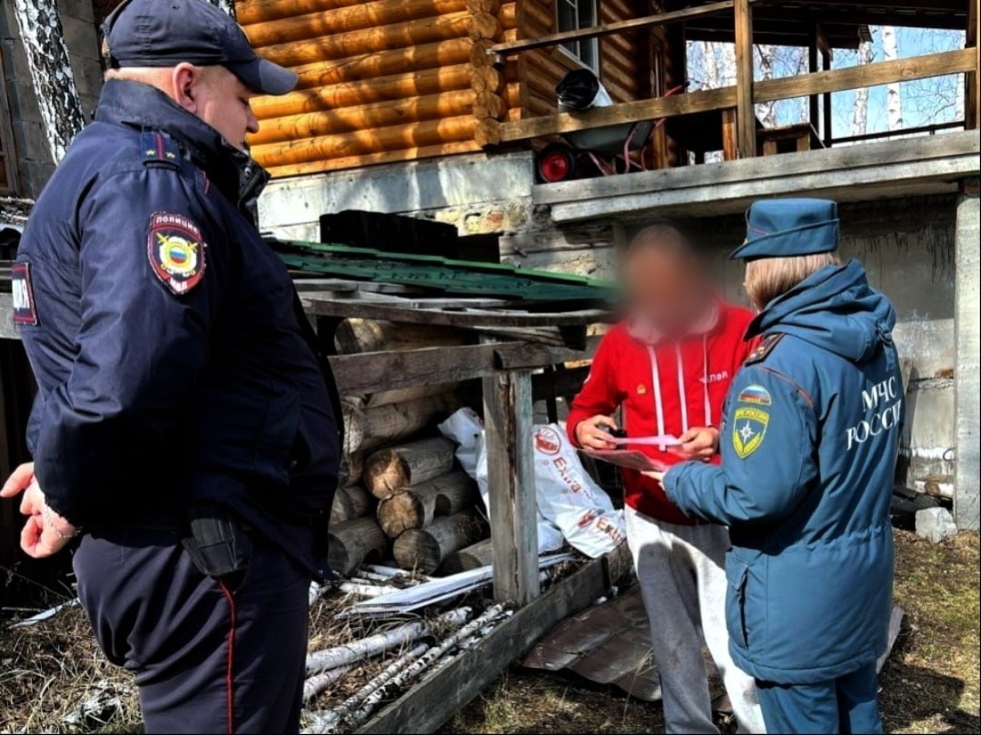В Челябинской области полицейские проводят мероприятия по недопущению нарушений противопожарной безопасности В Копейске полицейские совместно с сотрудниками МЧС и лесной охраной проводят регулярные рейды в садоводческих товариществах, дачных массивах и местах отдыха и рыбалки вблизи водоемов. Особое внимание уделяется профилактической работе с населением. Гражданам разъясняют о возможных опасностях разведения костров, сжигания мусора и сухой травы, особенно в период действия особого противопожарного режима. Так во время рейда полицейскими был установлен челябинец, который на городском песочном карьере разжигал мангал. Сотрудниками полиции в отношении нарушителя составлен административный протокол по части 1 статьи 8.32 КоАП РФ Нарушение Их коллеги из Кусы, сотрудники патрульно-постовой службы сержант полиции Егор Воскресенский и младший сержант полиции Василий Лейкам, раздали листовки и напомнили жителям района о запрете разведения костров, сжигании мусора, приготовления пищи на открытом огне и углях в период особого противопожарного режима, который действует в Челябинской области с 24 апреля. За нарушение ограничений в период его действия нарушителям предусмотрены административные штрафы. Если огонь перекинется на дом, лес или пострадают люди, виновник понесет уголовную ответственность по статье 219 УК РФ. #полиция74 #мвд74 #челябинскаяобласть #полицияюжногоурала #Куса #Копейск