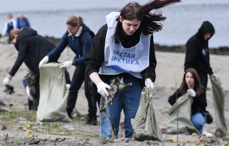 В России появились новые стандарты уборки труднодоступных арктических территорий Их разработали волонтеры проекта Чистая Арктика на основе опыта очистки мыса Челюскин самой северной точки Евразии Так волонтерам советуют вручную перекатывать бочки распиливать крупные конструкции для транспортировки вертолетом и избегать использования тяжелой техники которая может повредить тонкий слой растительности Кроме того участники проекта внедрили технологию северного вывоза отходы доставляют на переработку по тем же маршрутам по которым обычно завозят грузы в Арктику Мы надеемся что после очистки у Челюскина начнется новая глава истории Это не только важная географическая точка на Северном морском пути но еще и индикатор состояния экологии в регионе в целом подчеркнул руководитель проекта Андрей Нагибин