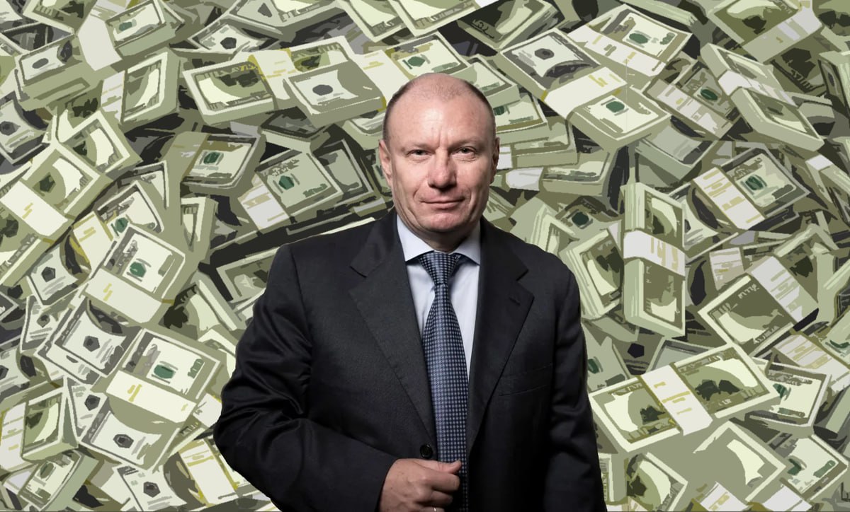 Состояние богатейших российских миллиардеров с начала этого года выросло на 19 4 млрд больше всех у одного из основных владельцев компании Норникель Владимира Потанина 3 46 млрд до 29 9 млрд который сохранил за собой первую строчку рейтинга Второе место в рейтинге занял бенефициар Северстали Алексей Мордашов его капитал вырос на 1 28 млрд до 27 5 млрд а третье совладелец Новатэка Леонид Михельсон 1 93 млрд до 25 6 млрд jkinvest news jkinvest