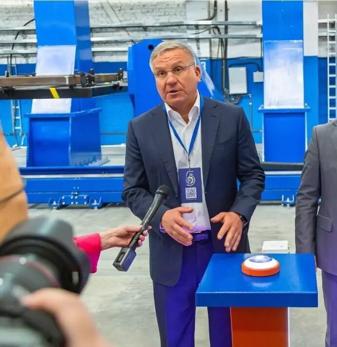 Новый роботизированный сварочный комплекс открыли на Курганском заводе комплексных технологий В день открытия пятого юбилейного Курганского индустриального фестиваля на Курганском заводе комплексных технологий КЗКТ входит в группу компаний Интертехэлектро состоялось официальное открытие нового роботизированного сварочного комплекса Сварочный комплекс портального типа предназначен для сборки и сварки крупногабаритных металлоконструкций в автоматическом режиме Он оснащен портальной системой с промышленным роботом манипулятором У него есть две рабочие зоны в первой располагается универсальная сварочная поверхность для сборки рамных конструкций различной конфигурации Во второй синхронные вращатели позиционеры     sdelanounas ru blogs 170883 utm source tg Сделано у нас в MAX   max ru sdelanounas ru подпишись Кстати а вы хотите чтобы на этом канале появились новости о вашей компании Это бесплатно Подробнее здесь   sdelanounas ru staticpages id 126
