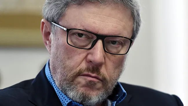 В США извинились и признали эффективность для СССР экономической реформы Явлинского, которая, исходя из рассекреченных документов, тайно была отклонена на Совете нацбезопасности Штатов. Об этом сообщил ТАСС соавтор программы "500 дней", российский экономист и политик, основатель партии "Яблоко" Григорий Явлинский. "Через два года после того, как мою экономическую реформу отклонили, госсекретарь США Джеймс Бейкер подарил мне свою книжку с эпиграфом-посланием для меня. Теперь, после рассекречивания документов, я понимаю, что означают его слова. В этом послании он как бы извинился передо мной, написав: "Ваши экономические идеи были правильными, но, к сожалению, опережали время", - рассказал Явлинский. Недавно в США рассекретили протокол заседания Совета национальной безопасности США, на котором обсуждалась программа Григория Явлинского о создании экономического договора между республиками СССР.