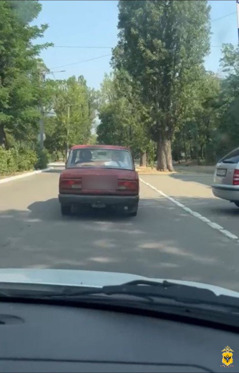 Житель Новокаховского округа приговорен к обязательным работам за управление автомобилем в состоянии опьянения Херсонский городской суд Херсонской области вынесен приговор по уголовному делу в отношении 58 летнего жителя Новокаховского городского округа Он признан виновным по ч 1 ст 264 1 УК РФ управление автомобилем лицом находящимся в состоянии опьянения В суде установлено что в июне 2025 года осужденный находясь в состоянии алкогольного опьянения осуществлял движение по одной из улиц в пгт Днепряны Новокаховского городского округа за рулем своего автомобиля ВАЗ 2107 Мужчина был остановлен экипажем Госавтоинспекции для проверки документов в ходе чего у него были выявлены признаки опьянения в связи с чем он был отстранен от управления автомобилем Ранее автолюбитель уже привлекался к административной ответственности за аналогичное деяние в связи с чем в отношении его сотрудниками полиции организовано уголовное преследование  С учетом позиции государственного обвинителя суд назначил виновному наказание в виде 200 часов обязательных работ с лишением права заниматься деятельностью связанной с управлением транспортными средствами сроком на 2 года Автомобиль ВАЗ 2107 принадлежащий подсудимому конфискован и обращен в доход государства Прокуратура Херсонской области