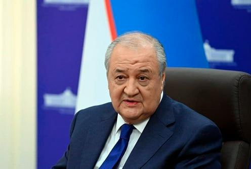 Отношения между Узбекистаном и США после переговоров президентов Шавката Мирзиёева и Дональда Трампа вышли на уровень стабильности и предсказуемости заявил в интервью телеканалу Узбекистан 24 советник узбекского лидера по внешней политике Абдулазиз Камилов Он напомнил что до 2017 года сотрудничество в основном сводилось к вопросам региональной безопасности и ситуации в Афганистане тогда как в экономике и инвестициях ощутимых результатов не было Однако после прихода Мирзиёева к власти и его визита в Вашингтон в 2018 году началась новая эра стратегического партнерства охватывающая не только безопасность но и торгово экономическое гуманитарное образовательное и инвестиционное взаимодействие Подробнее на нашем сайте Актуальные новости из Центральной Азии fergananews