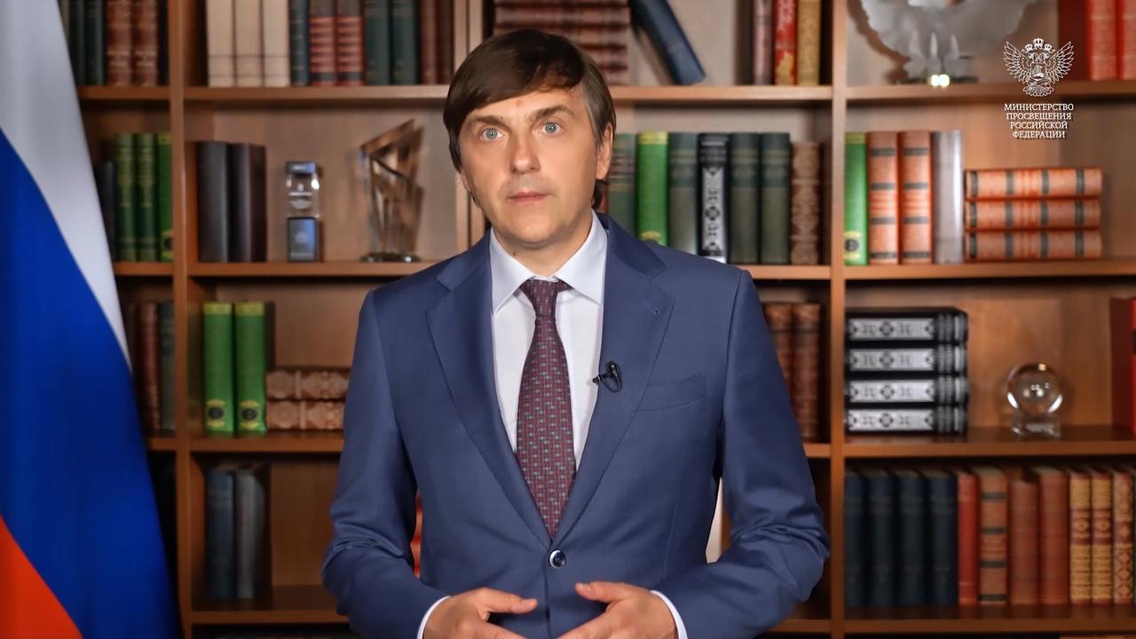 Глава Минпросвещения РФ массовое внедрение единых школьных учебников начнется с 2028 года Как отметил Сергей Кравцов переход на государственные учебники будет постепенным начиная со следующего года С 2027 года мы планируем представить государственные учебники по естественно научным предметам по русскому языку литературе Нужна апробация И мы так смотрим что массовое внедрение с 1 сентября 2028 года подчеркнул глава Минпросвещения РФ на прямой линии в ходе форума классных руководителей Фото Минпросвещения РФ Все самые важные новости Telegram MAX