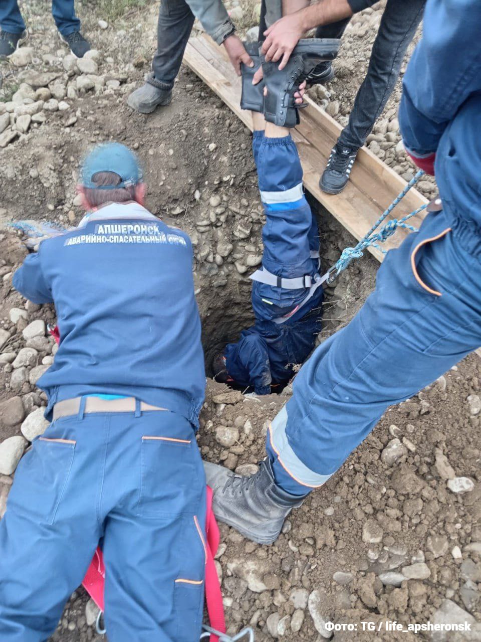 Мальчик провел всю ночь просидел в глубокой яме в краснодарском Апшеронске 11 летний Артем Р возвращался 1 октября с тренировки и не заметил провал в земле котлован вырыли под сваи для будущего строительства Ребенок упал туда с головой Мальчишка звал на помощь но рядом никого не было Мама Артёма искала сына всю ночь но обнаружили его случайные прохожие Ребенка достали из ямы только сегодня утром Врачи диагностировали у него ушиб левой голени и стопы Мальчик получил несильное переохлаждение поскольку был тепло одет сообщил источник РЕН ТВ Подписаться на РЕН ТВ МАХ Отправить новость