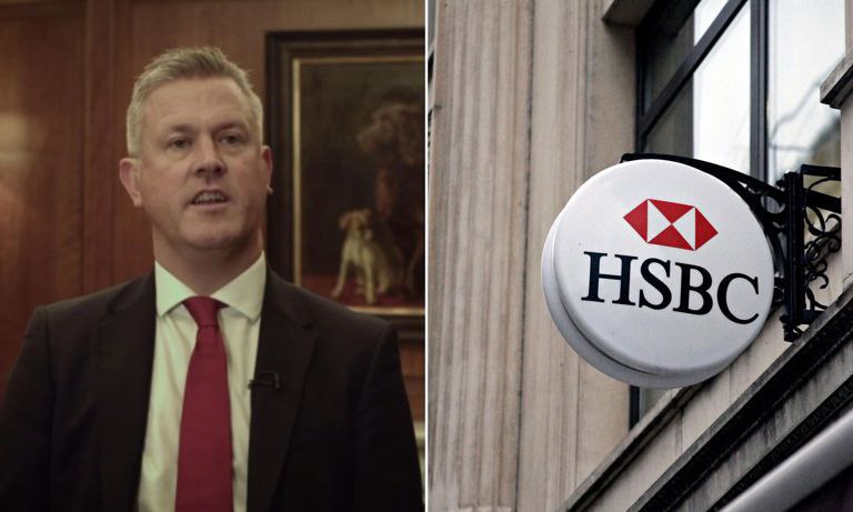 Миллионер и бывший топ менеджер HSBC Джозеф Моллой предстал перед судом в Лондоне за многократные поездки зайцем За 11 месяцев он 740 раз использовал хитроумную схему покупал билеты только на начальной и конечной станциях Таким образом ущерб железнодорожной компании составил около 6700 евро Моллой использовал вымышленные имена и адреса для покупки билетов с октября 2023 года по сентябрь 2024 года Он признал свою вину Он не может объяснить почему поступил так заявил в интервью The Times адвокат подсудимого Уилл Хэнсон Ранее Моллой возглавлял HSBC Global Asset Management и ушёл на досрочную пенсию в прошлом году Суд приговорил его к 10 месяцам условного лишения свободы 80 часам общественных работ и запрету на использование услуг Southeastern Railway в течение года banksta