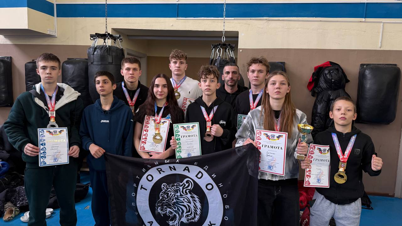 Алчевцы заняли призовые места на соревнованиях по кикбоксингу в Ростове на Дону 1 и 2 февраля прошли соревнования по кикбоксингу в Ростове на Дону которые собрали более 200 человек из различных городов Ростовской области а также из Луганской Народной Республики Конкуренция на соревнованиях была высока и каждый участник стремился показать свои лучшие результаты Все спортсмены выкладывались на полную демонстрируя мастерство и упорство Несмотря на напряжённую борьбу никто не сдавался Алчевские спортсмены достойно представили свой город завоевав 5 золотых 1 серебряную и 2 бронзовых медали Поздравляем наших спортсменов и желаем дальнейших побед