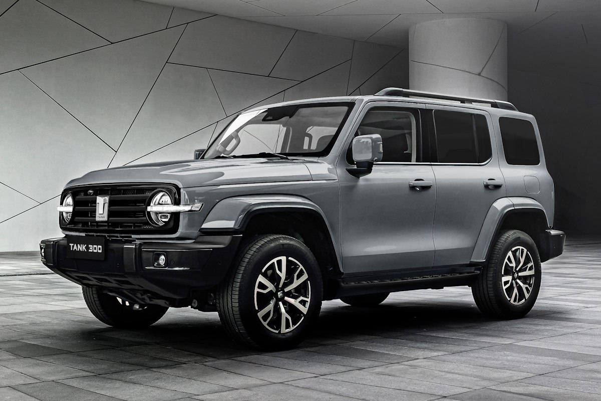 Обновлённый внедорожник Tank 300 для российского рынка получит новые цветовые варианты отделки салона новый руль двойное шумопоглощающее остекление а также дверные ручки боковые зеркала и расширители колесных арок в цвет кузова Дата старта продаж и цены пока не объявлены
