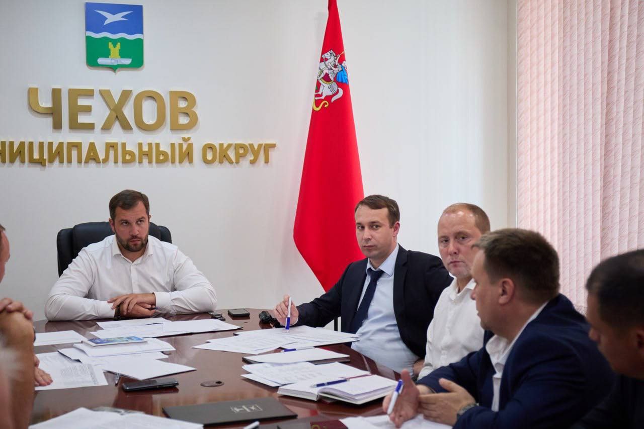 В м.о. Чехов продолжается подготовка к осенне‑зимнему периоду    В администрации округа прошло еженедельное профильное совещание по вопросам ЖКХ, посвященное подготовке многоквартирных домов и объектов теплоснабжения к осенне-зимнему периоду.    На сегодняшний день из планово-предупредительных мероприятий вышло 33 котельных округа, что составляет 64,7% от общего количества. Опрессовку и гидравлические испытания прошли 148,2 км тепловых сетей - 60,3 %. Текущая готовность водопроводных и канализационных сетей составляет 64,6 % и 60,6 % соответственно.   «Представители ряда ресурсоснабжающих организаций сообщили, что подготовка их объектов практически завершена и сейчас идет составление паспортов готовности, которые они обещали сдать не позднее 20 августа. Все испытания проходят при непосредственном участии специалистов МОС АВС. Ими же составляется соответствующий акт. Параллельно ведется подготовка многоквартирных домов. Помимо промывки внутриинженерных систем и проведения гидравлических испытаний, управляющие компании производят локальные ремонты кровель, заделку межпанельных швов, проверку дымоходов и вентиляционных каналов»  , - отметил глава муниципального округа Чехов Михаил Собакин.     Управляющими компаниями округа подготовлено, подписано и загружено в систему государственной жилищной инспекции 353 паспорта готовности многоквартирных домов. Согласно распоряжению Правительства Московской области, до 1 июля должно быть подготовлено 30% от планового показателя готовности к отопительному периоду, до 1 августа — 60%, до 1 сентября — 90%, до 15 сентября — 100%.