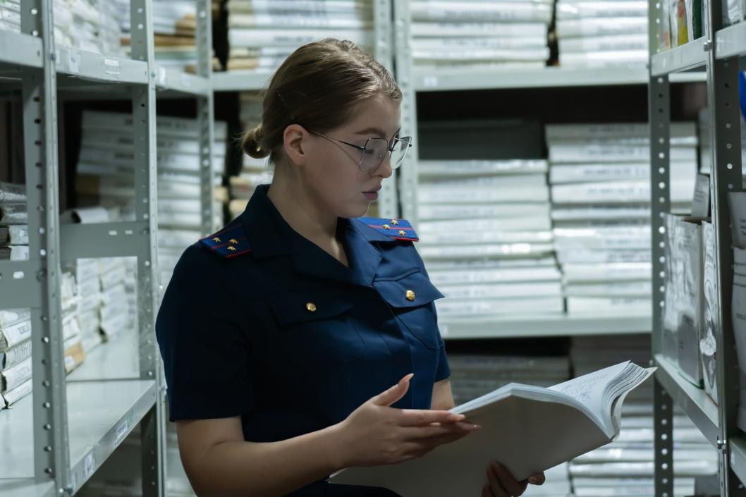 Житель города Тюмени подозревается в покушении на дачу взятки инспектору ГИБДД По версии следствия, 1 июля 2025 года подозреваемый, управлявший личным автомобилем, был остановлен сотрудниками ГИБДД в поселке Московский Тюменского района. Инспекторы выявили, что молодой человек совершил административное правонарушение — пересек двойную сплошную линию дорожной разметки. Желая избежать привлечения к административной ответственности, находясь в служебном автомобиле сотрудников полиции, 18-летний молодой человек попытался передать инспектору ДПС взятку в виде денежных средств. Однако инспектор пресек противоправные действия, после чего подозреваемый был задержан сотрудниками правоохранительных органов. В настоящее время с фигурантом проводятся следственные действия, направленные на установление всех обстоятельств дела и сбор доказательственной базы.