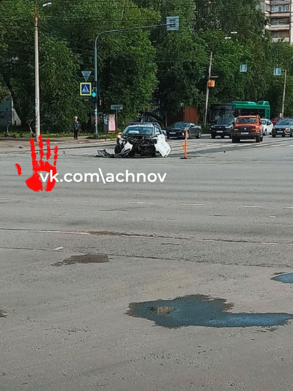 «Машина "Витязей" стоит разбитая». В Челябинске утром произошло серьёзное ДТП Очевидцы сообщают об аварии на пересечении Комсомольского проспекта и улицы Солнечной. Подробности уточняются.
