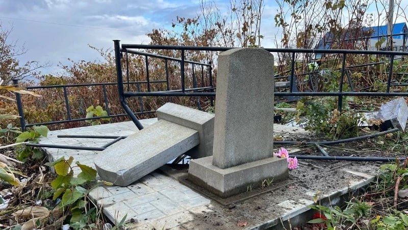 Вандалы разнесли надгробия на кладбище в Холмске Неизвестные повредили сразу несколько мест захоронения Подробности на нашем сайте Подписаться на нас Telegram I MAX Прислать нам новость Sakhonlinebot
