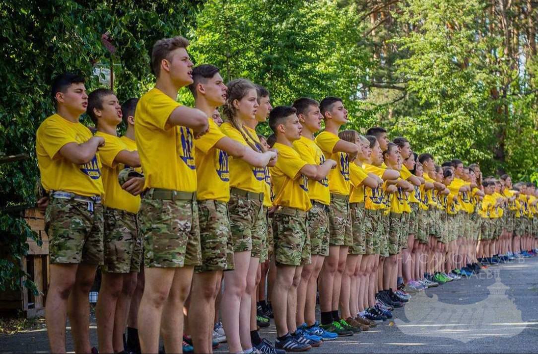 С учебного года 2025-2026 предмет "Защита Украины" заменят общевоенной подготовкой Об этом сообщает директор Харьковского департамента образования Деменко. По ее словам, с 1 сентября школьники начнут проходить военную теорию, практику и домедицинскую подготовку. Детей будут возить на занятия в "опорные школы", специально оборудованные для этих целей тиром, стадионом с полосой препятствий и преподавателями - ветеранами ВСУ. А в Николаеве учителя уже оповестили о таких изменениях в учебном процессе ваших детей? ПОДПИСАТЬСЯ Чат Бот Дзен