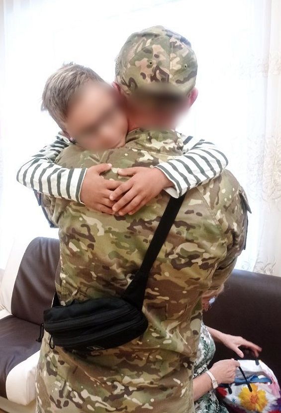 Боец СВО приехал в Бурятию и усыновил детей из детского дома В Минсоцзащиты Бурятии поделились историей воспитанника детского дома, который на днях поговорил по телефону с отцом, находящимся на СВО. На этой неделе папа Максима приехал в Улан-Удэ, чтобы встретиться с сыном и забрать его к себе в Калининградскую область. У шестилетнего Максима есть ещё двое младших братьев, которые после того, как их изъяли у мамы, были переданы специалистам дома-ребенка «Аистенок» и пробыли там какое-то время. Вскоре они также отправятся в Калининградскую область. Отец Максима установил отцовство, дал всем мальчикам свою фамилию, поэтому все трое ребят станут частью одной большой семьи. #Бурятия Подробнее в Номер один Сообщить нам свою новость можно по кнопке: Письмо в редакцию