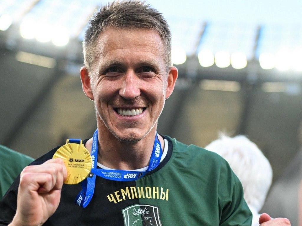 ФК «Краснодар» после чемпионства продлил контракт с защитником Сергеем Петровым 34-летний защитник останется в клубе минимум до 30 июня 2026 года. Сергей Петров — рекордсмен по количеству матчей за «Краснодар». На его счету 322 игры, 15 голов и 19 результативных передач за черно-зеленых, сообщается на сайте ФК «Краснодар». Новости Краснодара