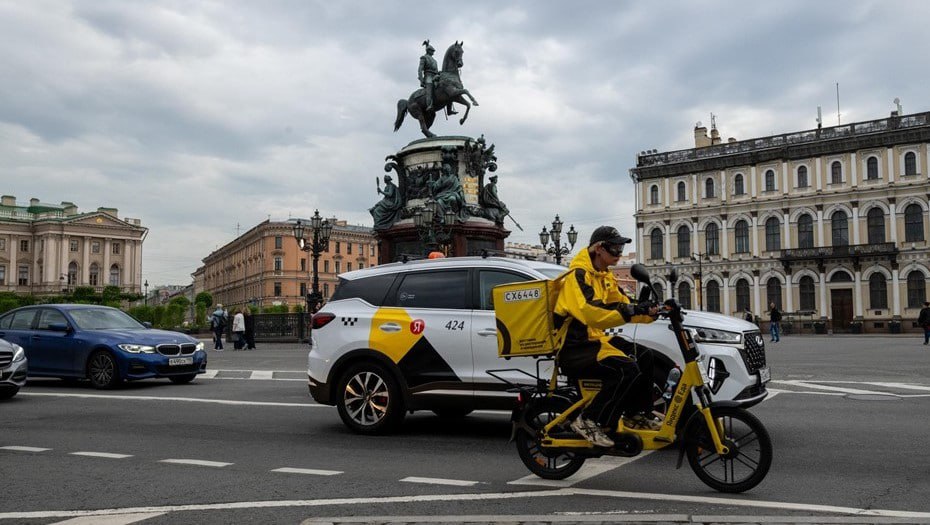 277 тысяч рублей в месяц сколько на самом деле зарабатывают курьеры в Петербурге Пока мы мёрзнем в очередях и на морозе кто то доставляет заказы и получает зарплату о которой многие офисные сотрудники могут только мечтать В Петербурге нашли вакансию курьера с доходом от 277 тыс рублей Нужно развозить оплаченные заказы в радиусе 5 км Главные требования скорость внимательность и желание зарабатывать Для сравнения под Новый год курьерам предлагали на 30 тысяч меньше Но курьеры не единственные кому готовы платить сотни тысяч Например менеджеру по продажам недвижимости в Воронеже обещают до 300 тыс а официанту в Мытищах и установщику интернета в Казани до 150 тыс А за обучение нейросетей можно получать до 90 тыс в месяц Михаил Тихонов ДП Подписаться на ДП в Telegram MAX
