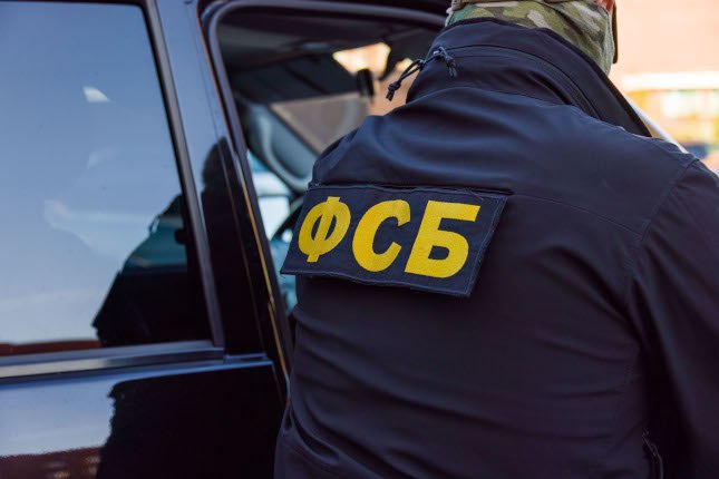 Житель Челябинска помог более ста мигрантам незаконно жить в России   www up74 ru articles news 168341 Суд Сосновского района вынес приговор жителю Челябинской области который в составе преступной группы помогал мигрантам официально жить в России Аферисты изготавливали поддельные документы для иностранцев свидетельства о рождении заключении брака и дипломы об их якобы образовании После этого мигранты спокойно в упрощенном порядке получали российское гражданство по государственной программе добровольного переселения