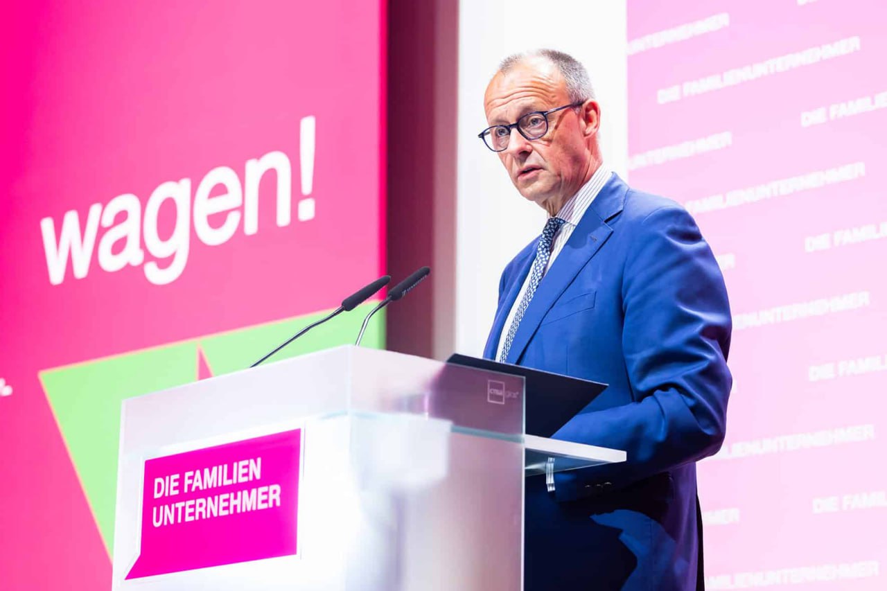 Ужас по поводу развития Германии Фридриха Мерца резко раскритиковал один из его сторонников К канцлеру обратился глава Немецкой ассоциации малого и среднего бизнеса и однопартиец Мерца Кристоф Альхаус По его словам предприниматели в Германии очень обрадовались распаду правительства Шольца и с большой надеждой ждали экономический подъем который обещал Мерц Но не прошло и девяти месяцев с момента вашего избрания канцлером как эта эйфория сменилась полным ужасом по поводу развития Германии как места ведения бизнеса пишет Альхаус По мнению Альхауса подобного разочарования никогда прежде не было поскольку 80 процентов немецких предпринимателей считают что правительство не пытается решать проблемы а только создает их Альхаус намекнул что Мерцу следует уволить Гитту Коннеманн главу экономического крыла ХДС которая предлагала жесткие ограничения на работу на полставки В правительстве Германии отвергли критику и заявили что работой Коннеманн они очень довольны ostwest tv