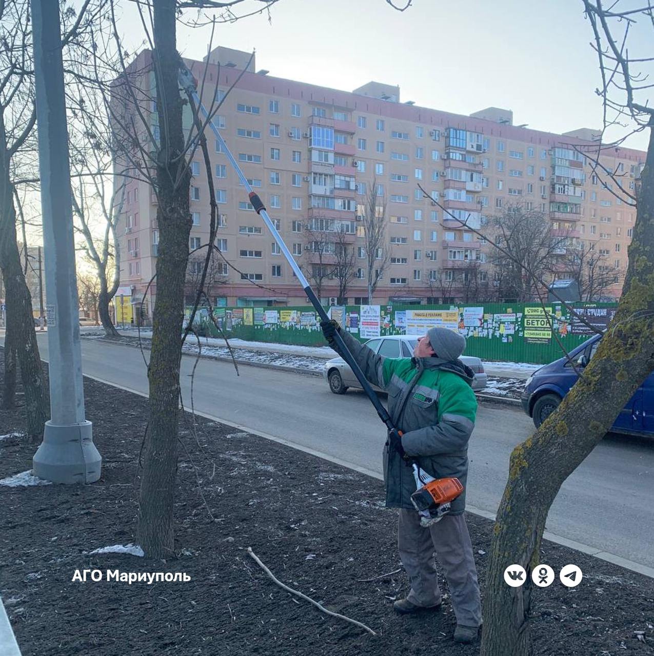 «Зеленстрой» освобождает городские территории от случайного мусора и сухостоя       На улице Урицкого в Жовтневом районе работники предприятия проводят обрезку сухостойных и аварийных веток. Эти работы направлены на повышение безопасности пешеходов.        По проспекту Нахимова в Приморском районе коммунальщики убирают газоны от случайного мусора.