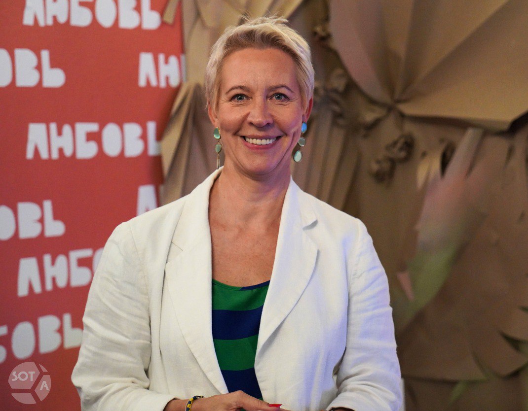 Суд отменил заочный приговор телеведущей Татьяне Лазаревой по делу о нарушении иноагентского законодательства Мосгорсуд по представлению прокуратуры отменил заочный приговор Татьяне Лазаревой за уклонение от исполнения обязанностей иноагента и направил дело на новое рассмотрение пишут РИА Новости В октябре Пресненский суд Москвы назначил Лазаревой один год и девять месяцев исправительных работ Поводом стали два поста в ее телеграм канале Лазарева тут без иноагентской плашки Общий срок вместе с предыдущим приговором по делу об оправдании терроризма для телеведущей составил 7 лет колонии Адвокат Леонид Соловьев сообщил что прокуратура просит отменить приговор и направить дело мировому судье так как по закону районные суды не могут рассматривать дела по статье 330 1 УК Защита также подавала жалобу на приговор Лазаревой адвокат Соловьев настаивает что статья не соответствует нормам международного права и Конституции Фото SOTAvision