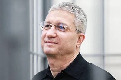 Большая часть имущества экс замминистра обороны России Тимура Иванова будет изъята в доход государства Список Недвижимость в Карелии общей площадью 5 тысяч квадратных метров Дом в Подмосковной Барвихе Ряд других земельных участков 2 автомобиля один ретромашина середины 30 х годов прошлого века другой мерседес 2011 года Драгоценности колье подвеска с бриллиантами золотое кольцо с сапфирами золотое кольцо с бриллиантами серьги из золота и платины платиновое кольцо с бриллиантами украшения из лазуритов запонки драгоценности со ставками из бриллиантов 44 часов разных брендов в том числе Devon Franck Muller Casio также подарок от Дмитрия Медведева и начальника Генштаба Несколько картин Книги в том числе Фауст Декамерон 1934 года на французском языке Икона Три ружья 12 калибра и 16 калибра 20 калибра 19 века также револьвер пистолеты второй половины 19 века штык тесак 1878 года На суде бывшая жена Тимура Иванова заявила что её муж вёл двойную жизнь в браке и изменял По словам Захаровой она вышла замуж за Иванова по большой любви в 2009 году разрушив свой предыдущий брак от которого у неё осталось двое детей Вместо семейной идиллии Иванов заводил отношения на стороне 4 раза подавал на развод У него родились два ребёнка от других женщин пока он был в браке со Светланой С 2022 года пара жила отдельно В браке со Светланой Захаровой Иванов был с 2009 го по 2022 год жили они в особняке из романа Мастер и Маргарита в Чистом переулке 4 фото За это время доход женщины составил более 200 млн рублей Семья жила богато и ни в чём себе не отказывала У пары была семейная традиция раз в год они ездили в романтическое путешествие в Сен Тропе на каждую поездку тратили несколько сотен тысяч долларов Суд не стал взыскивать часть ювелирных украшений с экс супруги и гражданской жены Тимура Иванова в рамках иска Генпрокуратуры Россия Подписаться на Pravda ru