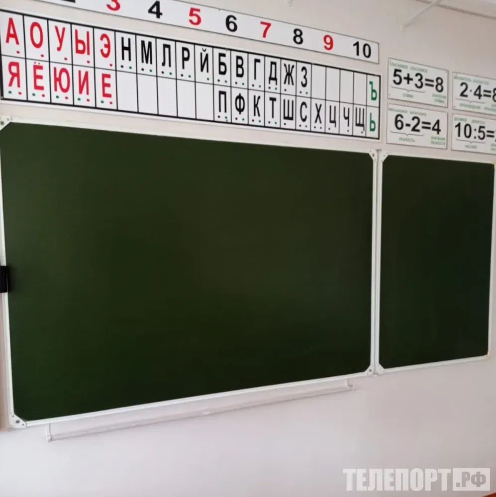 Время для контрольных работ в школах изменило Минпросвещения С 1 сентября 2025 года Минпросвещения РФ вводит единые нормы времени на выполнение контрольных и практических работ в российских школах, следует из документа министерства, пишет РИА Новости. Согласно документу, школьники с нового учебного года будут выполнять контрольные работы, которые являются формой письменной проверки результатов обучения, в течение одного или двух уроков - длительность каждого не более 45 минут. Длительность практической работы, которая направлена на выработку практических умений у школьников и не является формой контроля, составит один урок - не более 45 минут. Помимо этого, объем учебного времени, которое выделяется на проведение проверочных работ, не должен превышать 10% от всего объема учебного времени, отводимого на изучение предмета в классе.