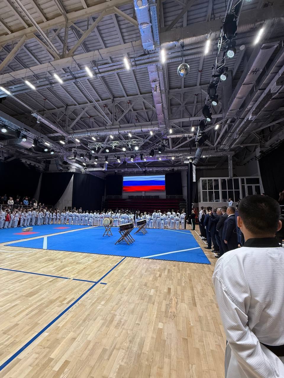 Более 250 участников собрал Дальневосточный фестиваль восточных видов единоборств на Сахалине II Дальневосточный фестиваль восточных видов единоборств состоялся на Сахалине Мероприятие прошло в стенах Центра единоборств и собрало более 250 спортсменов из Хабаровского Камчатского Приморского краёв и Сахалинской области В программу фестиваля вошли три дисциплины тхэквондо ВТФ каратэ и ссирым традиционная корейская борьба С приветственными словами к участникам и зрителям обратились заместитель министра спорта Сахалинской области Светлана Васильевна Ходюш и президент региональной общественной организации Сахалинские корейцы Пак Сун Ок подчеркнувшие важность проведения подобных мероприятий для популяризации спорта и культурного обмена между регионами По итогам выступлений в каратэ победителями стали Варвара Томина Фёдор Прилепский Руслана Акимова Алексей Бирюков Кира Мышева Всеволод Масло Иван Никонов Артём Горбатюк Арина Авакян Игорь Бирюков Андрей Сайто Арсений Рязанов Наталья Ражева Кирилл Рим Мирон Гуляев В тхэквондо ВТФ золотые награды завоевали Роман Качур Денис Гон Даниэль Чыйбылов Георгий Матвеенко Денис Мун Аида Ефимова Александр Ри Павел Тюгин Татьяна Воропай Артём Ким Алина Цой Юлия Ким Алексей Мамонтов Кирилл Ваганов Малика Качан Дмитрий Пушкарёв Роман Захаров Даниил Серебрюхов Иван Радыгин Милана Тимофеева Екатерина Бычкова Цветана Петрова Виктория Эм Софья Вродливец Вера Шмакова Лидерами соревнований по ссирым стали Нусуб Мекенов Суннатулло Одилов Алексей Хиль Ярослав Желонкин Владимир Приходько Александр Конекава Карина Кожевникова и Кирилл Чун