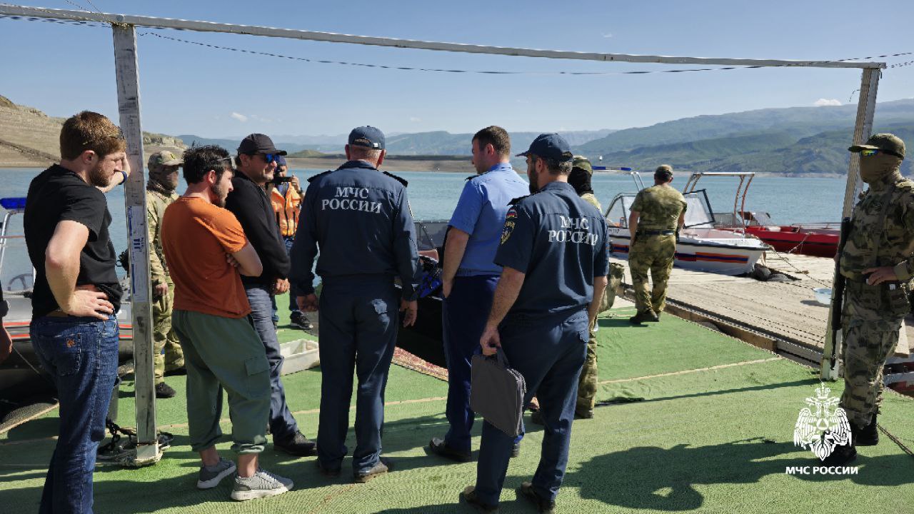 Профилактика несчастных случаев на воде: рейд ГИМС на Чиркейском водохранилище ⏺Сотрудники центра ГИМС ГУ МЧС России по Республике Дагестан совместно с представителями транспортной прокуратуры, Махачкалинским следственным отделом на транспорте и Росгвардией провели рейдовое мероприятие на Чиркейском водохранилище. ⏺В ходе рейда проверялось у судовладельцев наличие судовых билетов о регистрации маломерного судна в установленном законом порядке, удостоверений на право управления маломерным судном, несение бортовых номеров, а также оборудование маломерного судна обязательными нормами снабжения и спасательными средствами. ⏺В результате рейда было проверено более 20 маломерных судов, составлено 10 протоколов об административных правонарушениях. Два маломерных судна были выведены из эксплуатации. «Данная работа направлена на недопущение несчастных случаев на воде. Сотрудники центра ГИМС также регулярно проводят профилактические беседы с судовладельцами и отдыхающими. Подобные рейды будут проводиться на постоянной основе. Кроме того, в летний период планируется выставление плавучих постов на акватории Чиркейского и Миалинского водохранилищ», - отметил исполняющий обязанности начальника центра ГИМС ГУ МЧС России по РД Ибрагим Тучалов. ТГ ВК ОК Дзен RuTube #МЧСДагестан #МЧС05