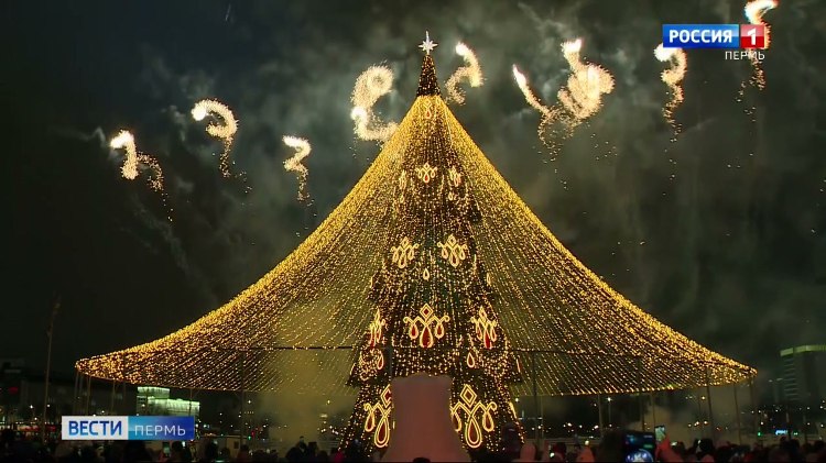 В Перми зажгли огни на новой 33 метровой ёлке   vesti perm ru publications 2af927c2 04da 4701 aaae bbae92e09552 В Перми дали официальный старт празднованию Нового года На эспланаде состоялась церемония зажжения огней на главной елке города Нынче она новая ее высота составляет рекордные 33 метра это примерно с 11 этажный дом Как и прежде конструкция обрамлена световым куполом Все украшения и инсталляции объединяет концепция под названием Легенды Пармы На торжествах веселились под диджейские сеты и песни музыкальных коллективов И взрослых и детей развлекали аниматоры Рядом с елкой на эспланаде сейчас строят ледовый городок где впервые появится горка для сноубордистов Открыть территорию для посещений обещают 28 декабря